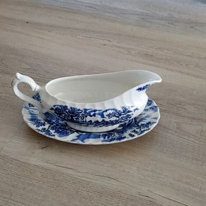 Myott gravy boat and matching plate